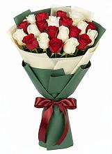 Букет Микс из красных и белых роз в Грибки