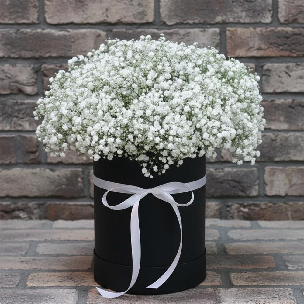 Цветочная композиция из Гипсофила в шляпной коробке в Грибки