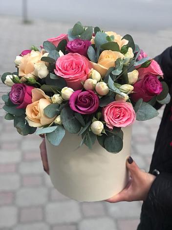 Цветочная композиция из Розы в шляпной коробке в Грибки