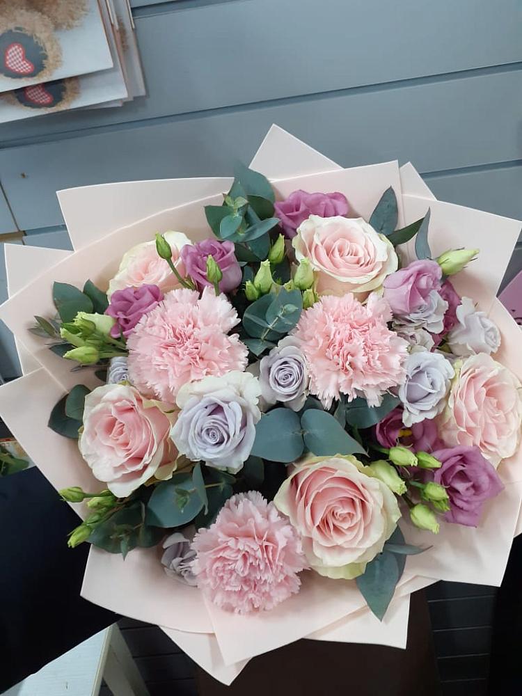 Букет обаятельный в Грибки Букет цветов из: Розы, Гвоздики и Лизиантусы в Грибки